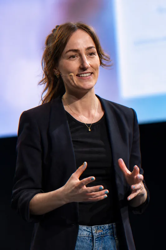 Vanessa Dinger – Speaking on stage